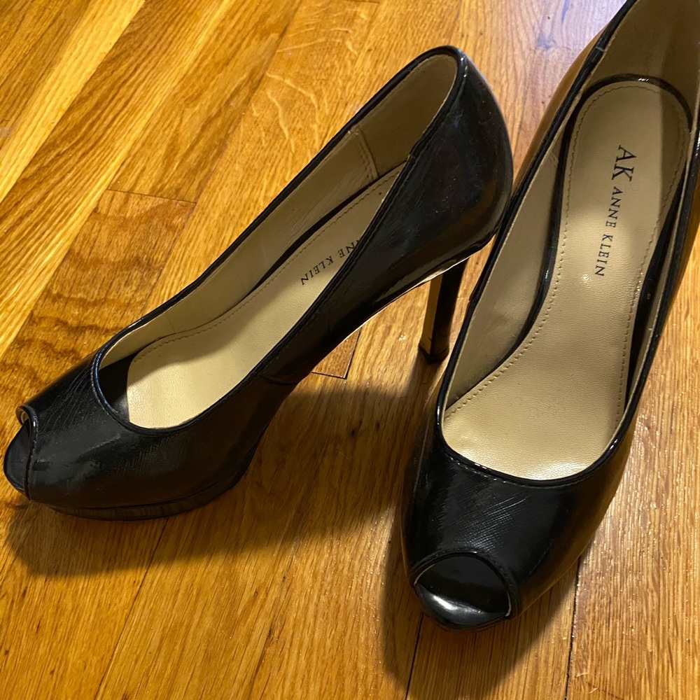 Peep toe platform pumps